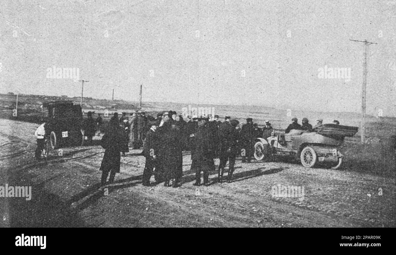 Au début de la course de voiture Moscou-Orel. Photo de 1910. Banque D'Images