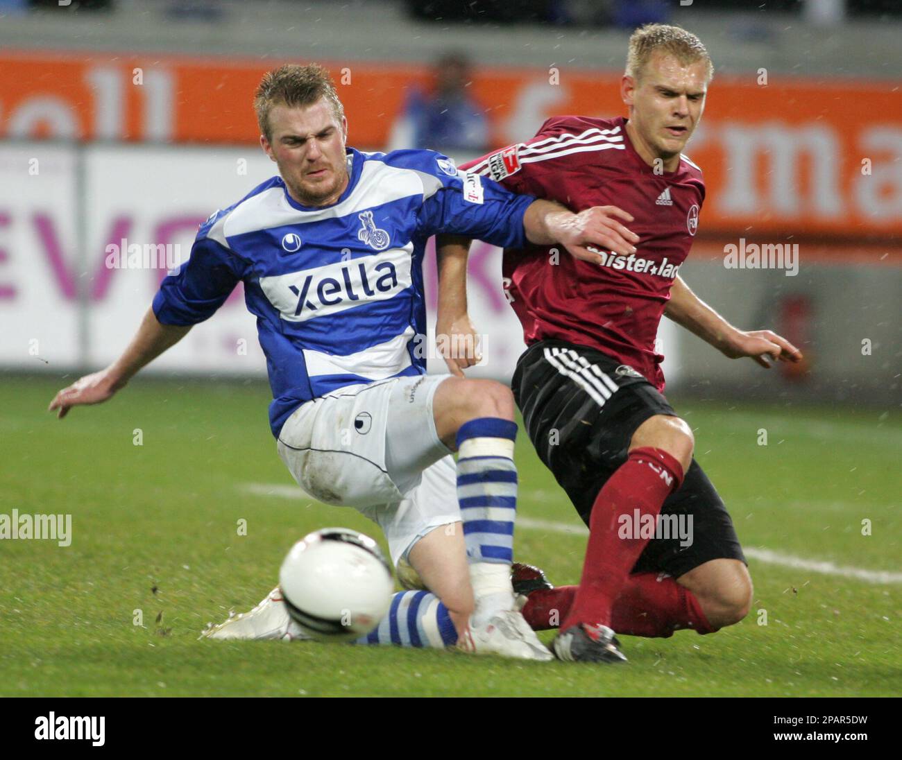 Duisburg's Clemen Lavric, left, struggles for the ball with Nuremberg's Dominik Reinhardt, right, during the German first division Bundesliga soccer match between MSV Duisburg and 1.FC Nuremberg (1.FC Nuernberg) in Duisburg Sunday, Dec. 2, 2007. (AP Photo/ Roberto Pfeil) *NO MOBILE USE UNTIL 2 HOURS AFTER THE MATCH, WEBSITE USERS ARE OBLIGED TO COMPLY WITH DFL-RESTRICTIONS, SEE INSTRUCTIONS FOR DETAILS** Banque D'Images