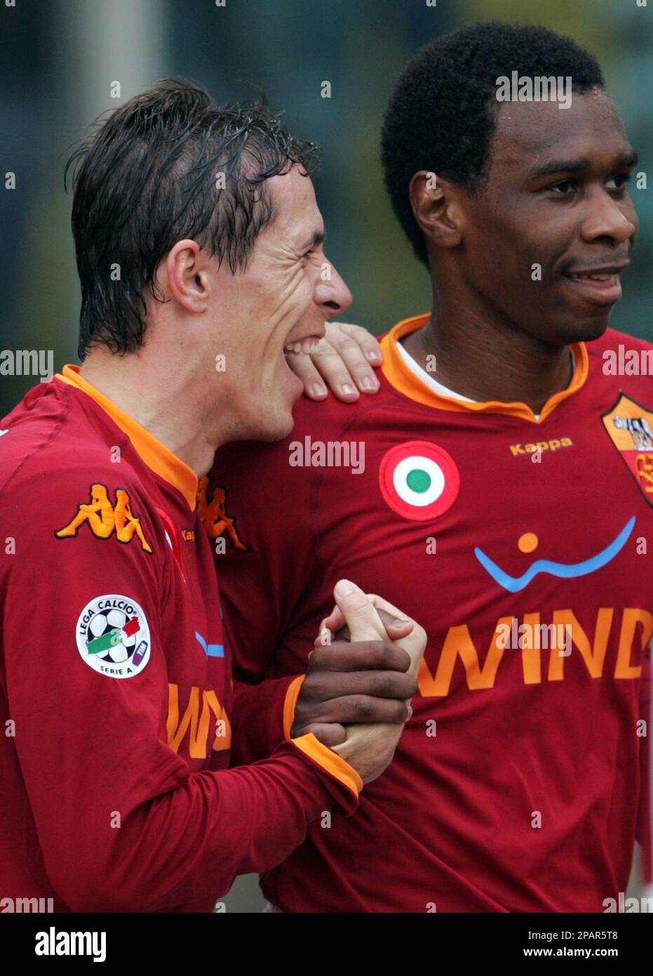 AS Roma's Rodrigo Taddei, left, celebrates with his teammate Juan, after scoring during the Italian Serie A top league soccer match between AS Roma and Udinese at Rome's Olympic stadium, Sunday Dec. 2, 2007. (AP Photo/Riccardo De Luca) Banque D'Images