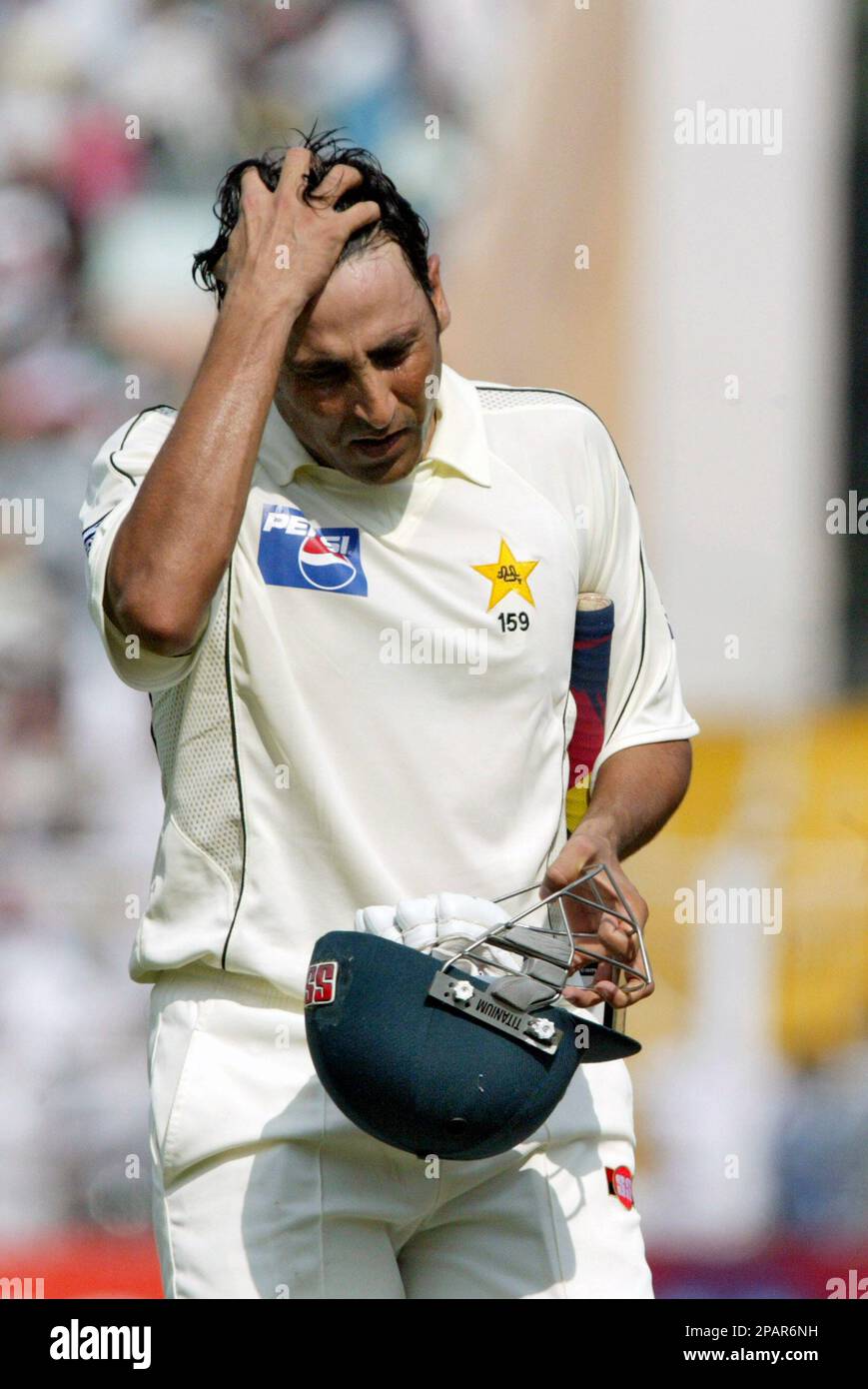 Pakistani captain Younis Khan gestures as he walks out after dismissal during the third day of the second test match in Calcutta, India, Sunday, Dec. 2, 2007. Pakistan's batting crumbled Sunday as it lost four wickets before lunch on day three of the second test against India to be in danger of having to follow on. (AP Photo/Bikas Das) Banque D'Images