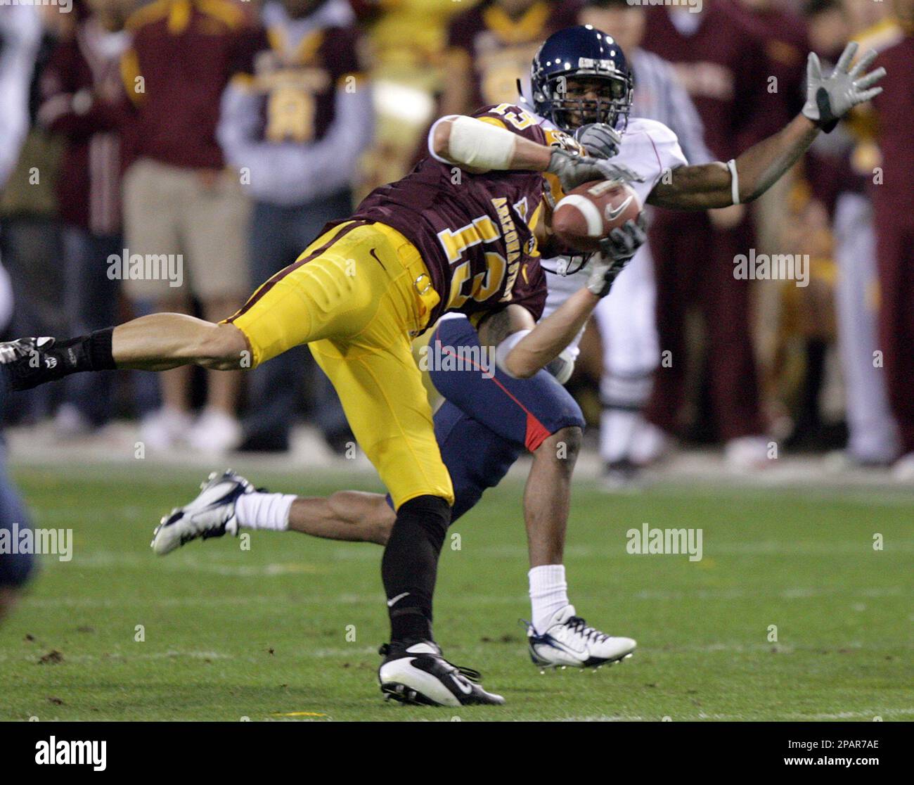 Arizona State wide receiver Chris McGaha, front, makes a reception in front of Arizona cornerback Wilrey Fontenot during the first quarter of a football game Saturday, Dec. 1, 2007, in Tempe, Ariz.(AP Photo/Paul Connors) Banque D'Images