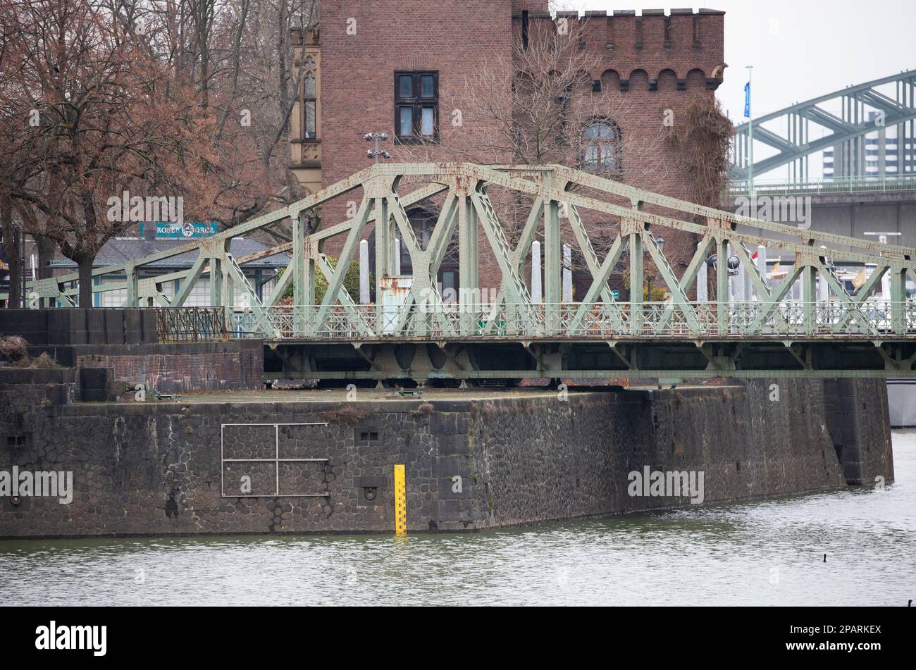 Cologne, Allemagne. 12th mars 2023. Vue sur un mur de quai sur le Rhin avec un bar de niveau d'eau. Le niveau de l'eau du Rhin à la jauge de Cologne est en hausse. Dimanche, 12 mars 2023, un niveau d'eau du Rhin de 4,26 m est attendu à 06:00. Credit: Thomas Banneyer/dpa/Alay Live News Banque D'Images