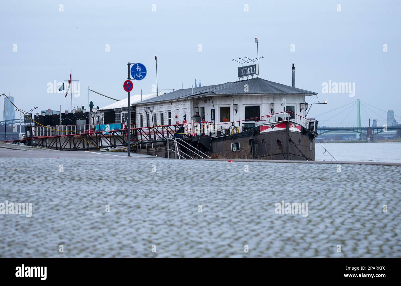 Cologne, Allemagne. 12th mars 2023. Vue sur un bateau-restaurant amarré sur les rives du Rhin à Cologne. Le niveau de l'eau du Rhin à la jauge de Cologne est en hausse. Dimanche, 12 mars 2023, un niveau d'eau du Rhin de 4,26 m est attendu à 06:00. Credit: Thomas Banneyer/dpa/Alay Live News Banque D'Images