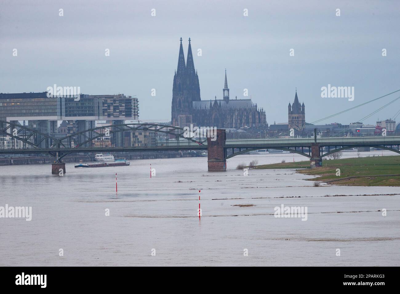 Cologne, Allemagne. 12th mars 2023. Vue sur le Rhin avec la cathédrale de Cologne en toile de fond. Le niveau de l'eau du Rhin à la jauge de Cologne est en hausse. Dimanche, 12 mars 2023, un niveau d'eau du Rhin de 4,26 m est attendu à 06:00. Credit: Thomas Banneyer/dpa/Alay Live News Banque D'Images
