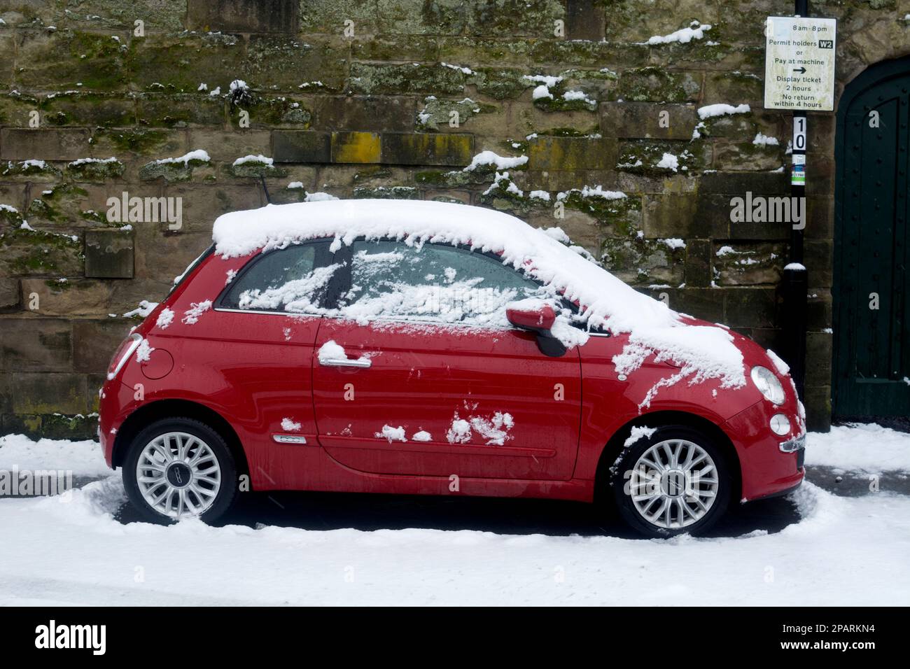 Voiture Fiat 500 garée dans la neige, Warwick, Royaume-Uni Banque D'Images