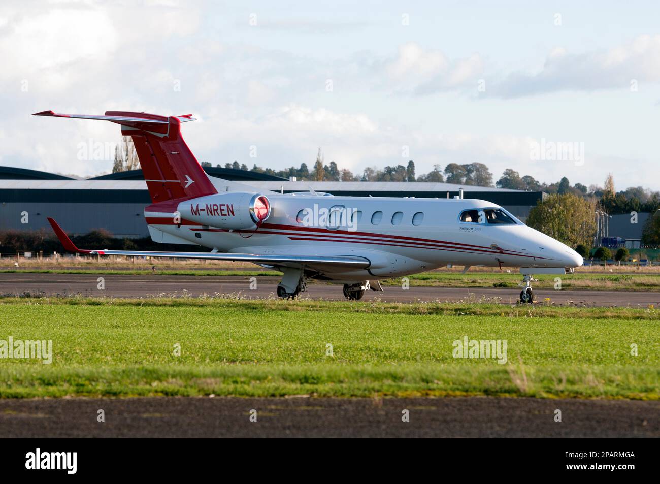 Embraer EMB505 Phenom 300 à l'aérodrome de Wellesbourne, Warwickshire, Royaume-Uni (M-NREN) Banque D'Images