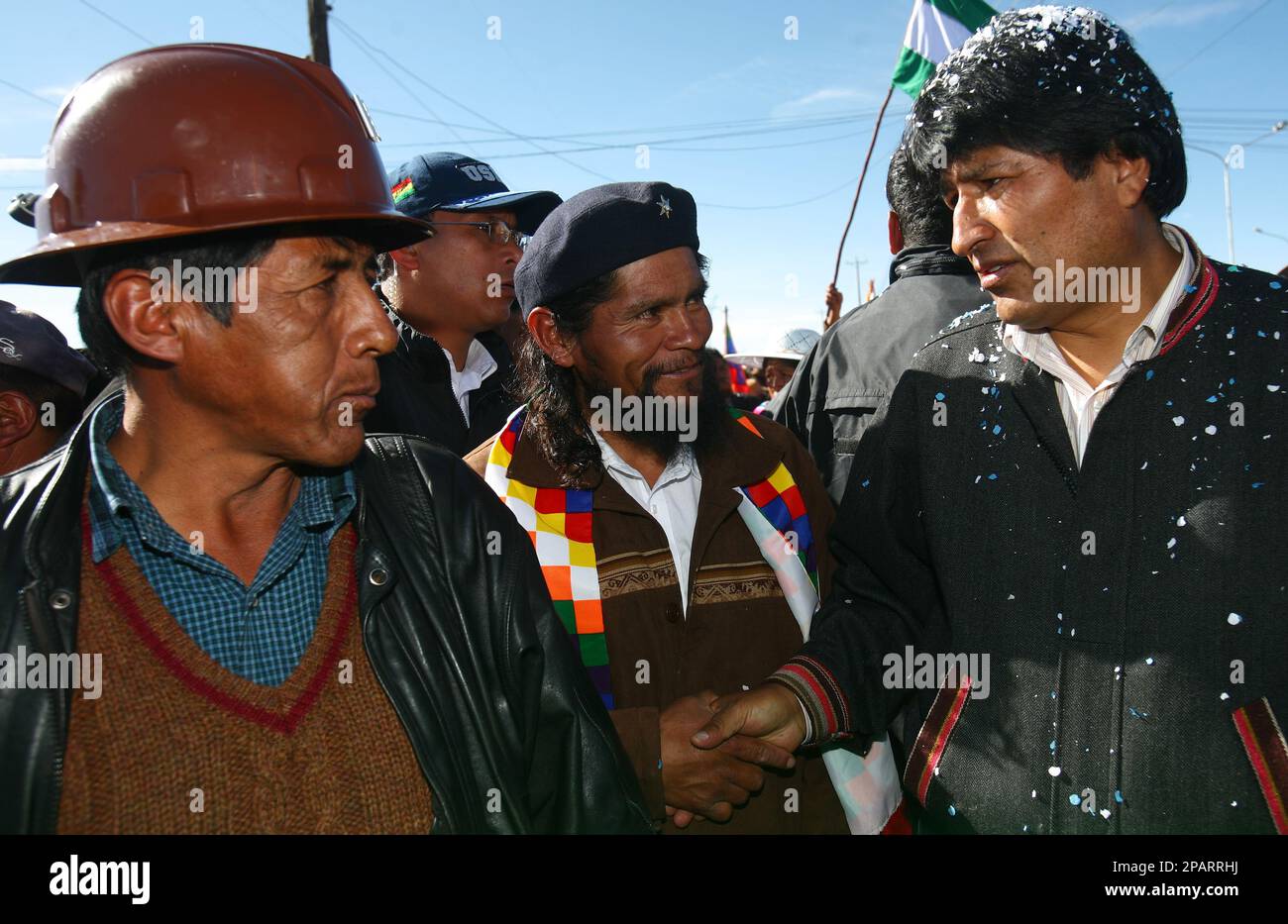 Bolivia's President Evo Morales, right, shakes hands with a supporter dressed as Cuba's revolutionary hero Ernesto "Che" Guevara and a mine worker prior a demonstration in defense of a retirement bonus in the city of El Alto, Bolivia, Monday, Nov. 26, 2007. Morales' allies approved the framework for a new constitution Sunday that would permit his indefinite re-election and could radically alter Bolivian politics. (AP Photo/Dado Galdieri) Banque D'Images