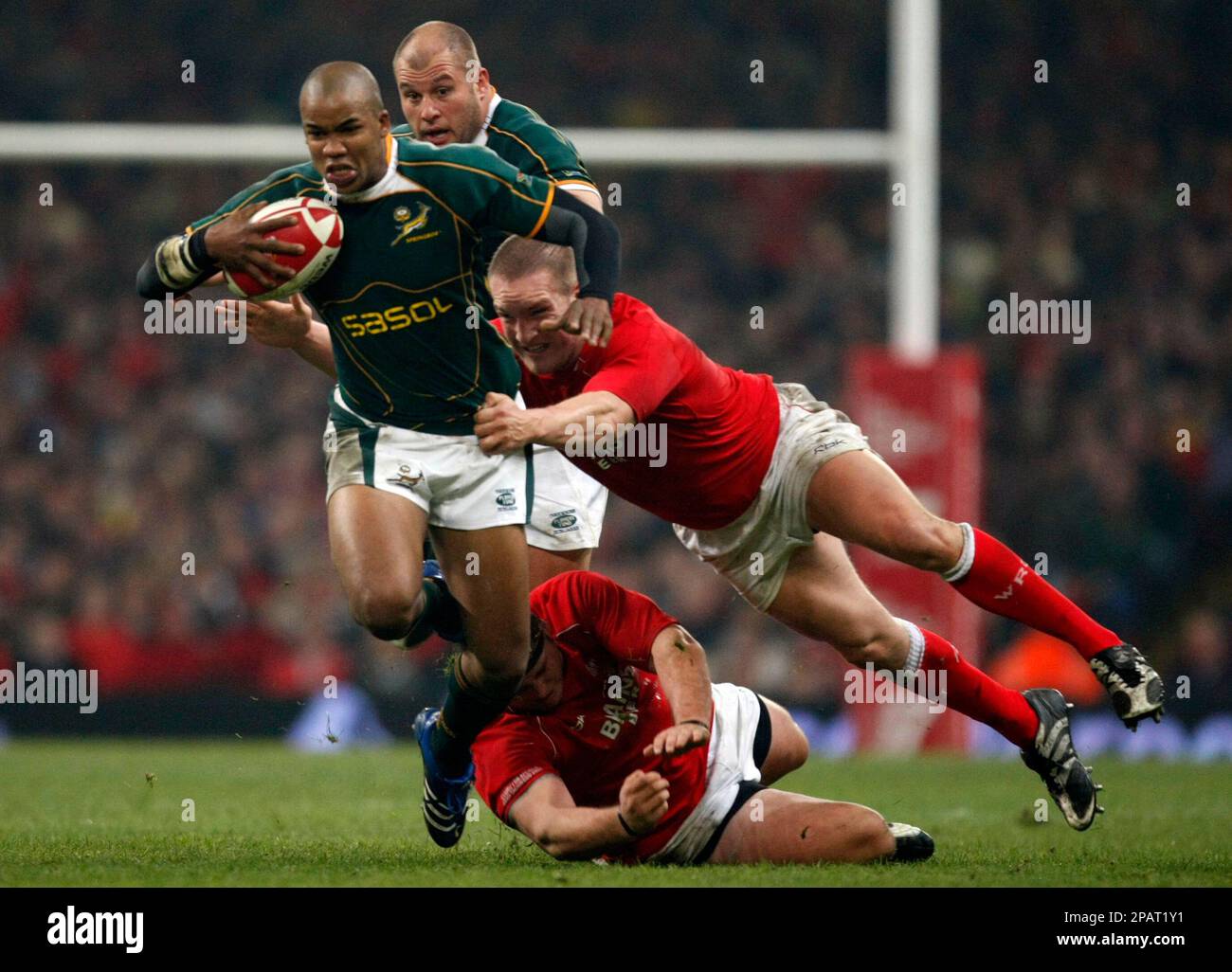 South Africa's JP Pietersen, left, is tackled by Wales captain Gethin Jenkins during their rugby union international match at the Millennium Stadium in Cardiff, Wales, Saturday Nov. 24, 2007. (AP Photo/Matt Dunham) Banque D'Images
