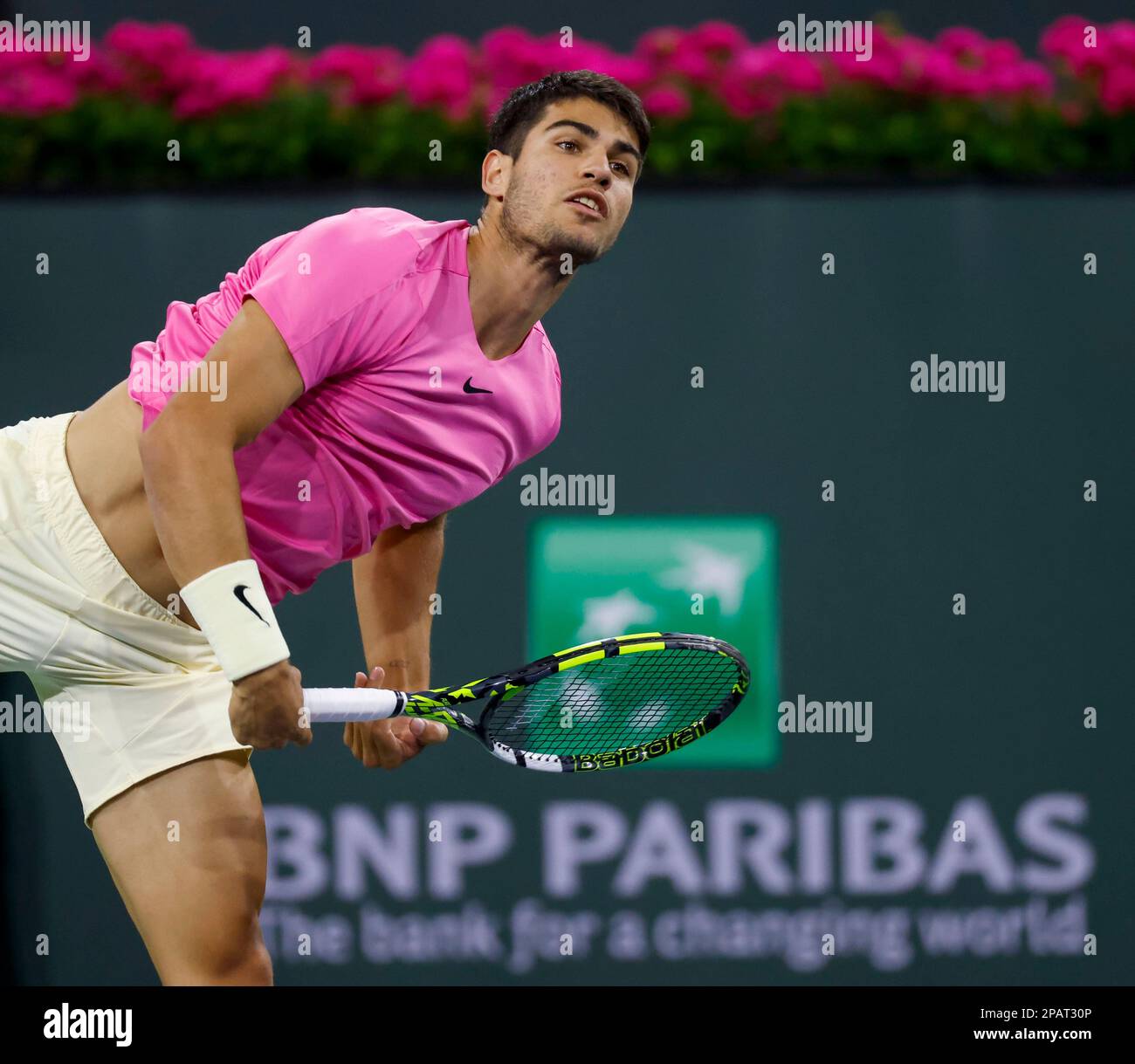 11 mars 2023 Carlos Alcaraz, d'Espagne, sert contre Thanasi Kokkinakis, d'Australie, lors de l'ouverture de BNP Paribas en 2023 au jardin de tennis d'Indian Wells, en Californie. Crédit photo obligatoire : Charles Baus/CSM Banque D'Images