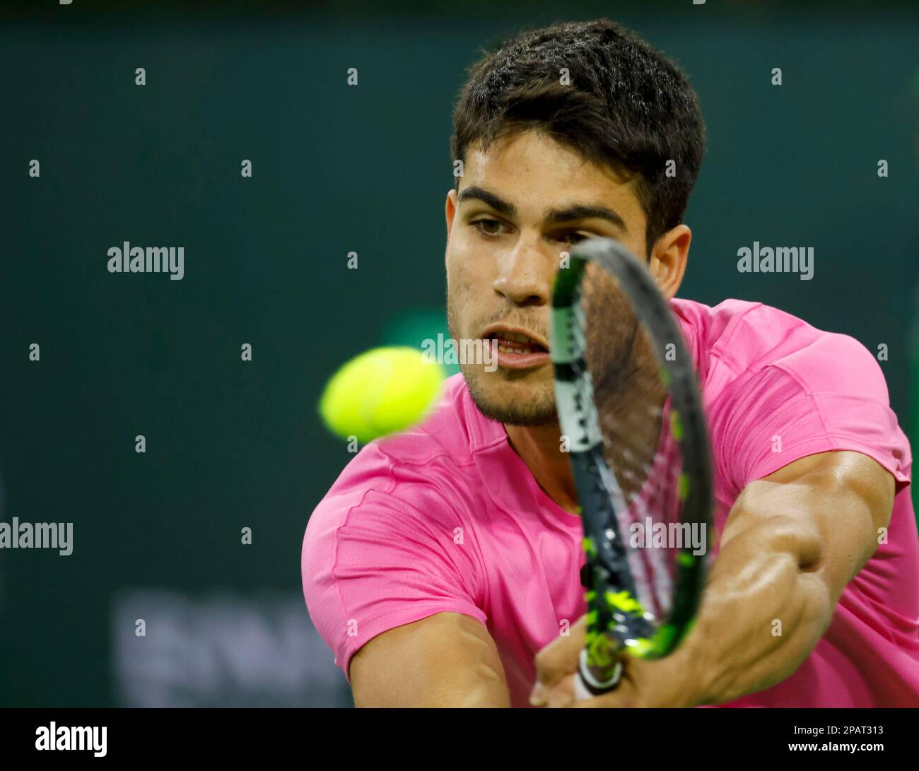 11 mars 2023 Carlos Alcaraz, d'Espagne, retourne un coup de feu contre Thanasi Kokkinakis, d'Australie, lors de l'ouverture de BNP Paribas en 2023 au jardin de tennis d'Indian Wells, en Californie. Crédit photo obligatoire : Charles Baus/CSM Banque D'Images
