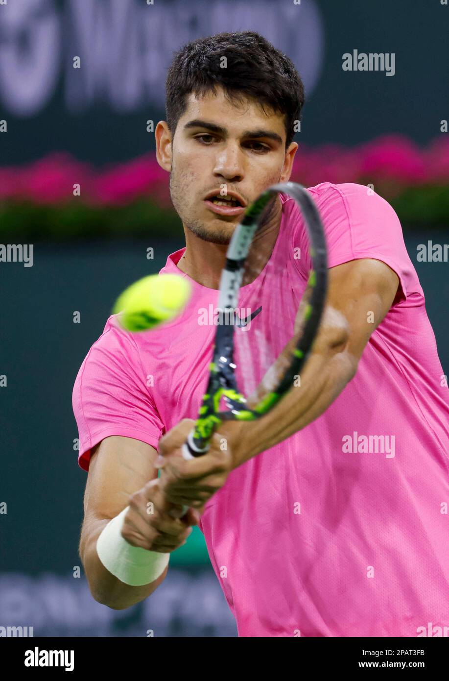 11 mars 2023 Carlos Alcaraz, d'Espagne, retourne un coup de feu contre Thanasi Kokkinakis, d'Australie, lors de l'ouverture de BNP Paribas en 2023 au jardin de tennis d'Indian Wells, en Californie. Crédit photo obligatoire : Charles Baus/CSM Banque D'Images