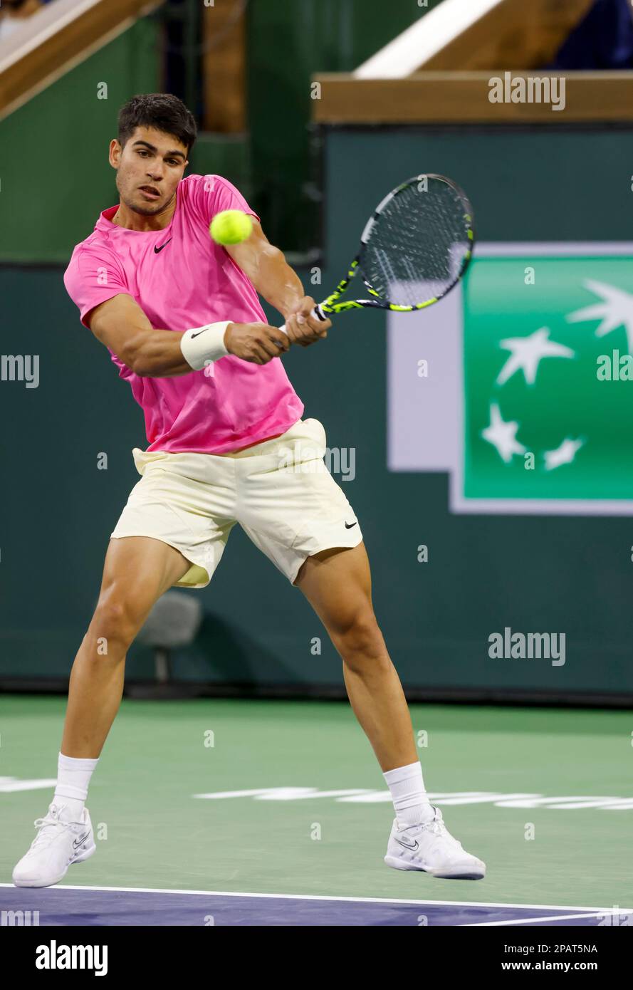 11 mars 2023 Carlos Alcaraz, d'Espagne, retourne un coup de feu contre Thanasi Kokkinakis, d'Australie, lors de l'ouverture de BNP Paribas en 2023 au jardin de tennis d'Indian Wells, en Californie. Crédit photo obligatoire : Charles Baus/CSM Banque D'Images