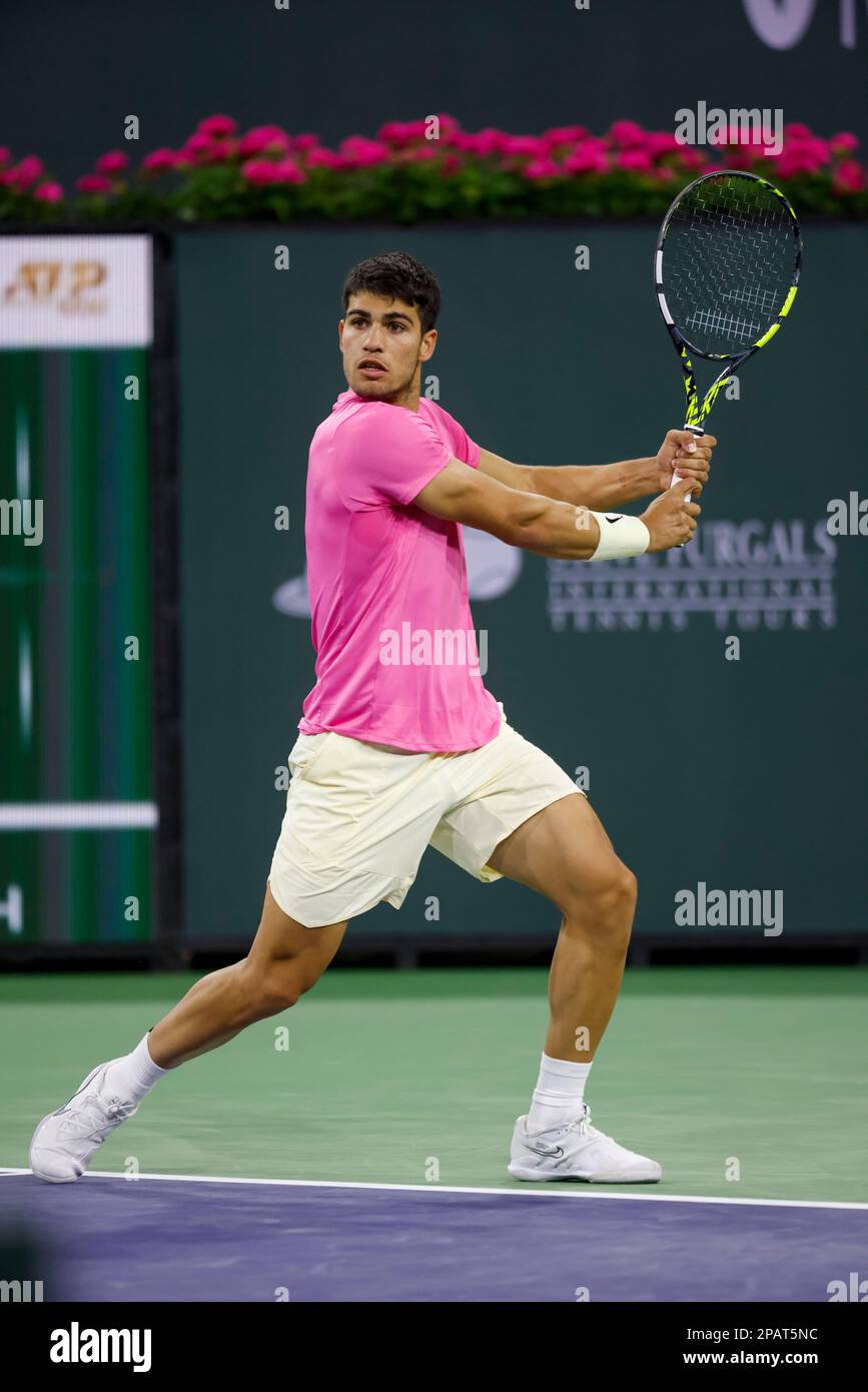 11 mars 2023 Carlos Alcaraz, d'Espagne, retourne un coup de feu contre Thanasi Kokkinakis, d'Australie, lors de l'ouverture de BNP Paribas en 2023 au jardin de tennis d'Indian Wells, en Californie. Crédit photo obligatoire : Charles Baus/CSM Banque D'Images