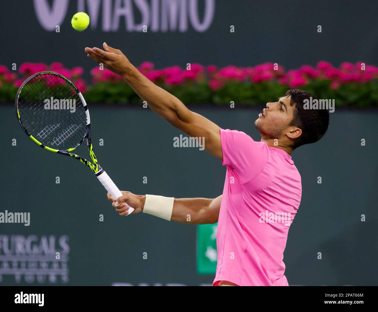 11 mars 2023 Carlos Alcaraz, d'Espagne, sert contre Thanasi Kokkinakis, d'Australie, lors de l'ouverture de BNP Paribas en 2023 au jardin de tennis d'Indian Wells, en Californie. Crédit photo obligatoire : Charles Baus/CSM Banque D'Images