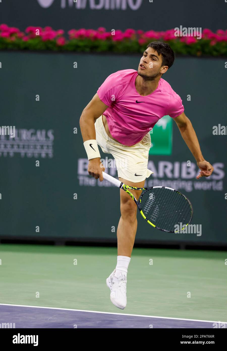 11 mars 2023 Carlos Alcaraz, d'Espagne, sert contre Thanasi Kokkinakis, d'Australie, lors de l'ouverture de BNP Paribas en 2023 au jardin de tennis d'Indian Wells, en Californie. Crédit photo obligatoire : Charles Baus/CSM Banque D'Images