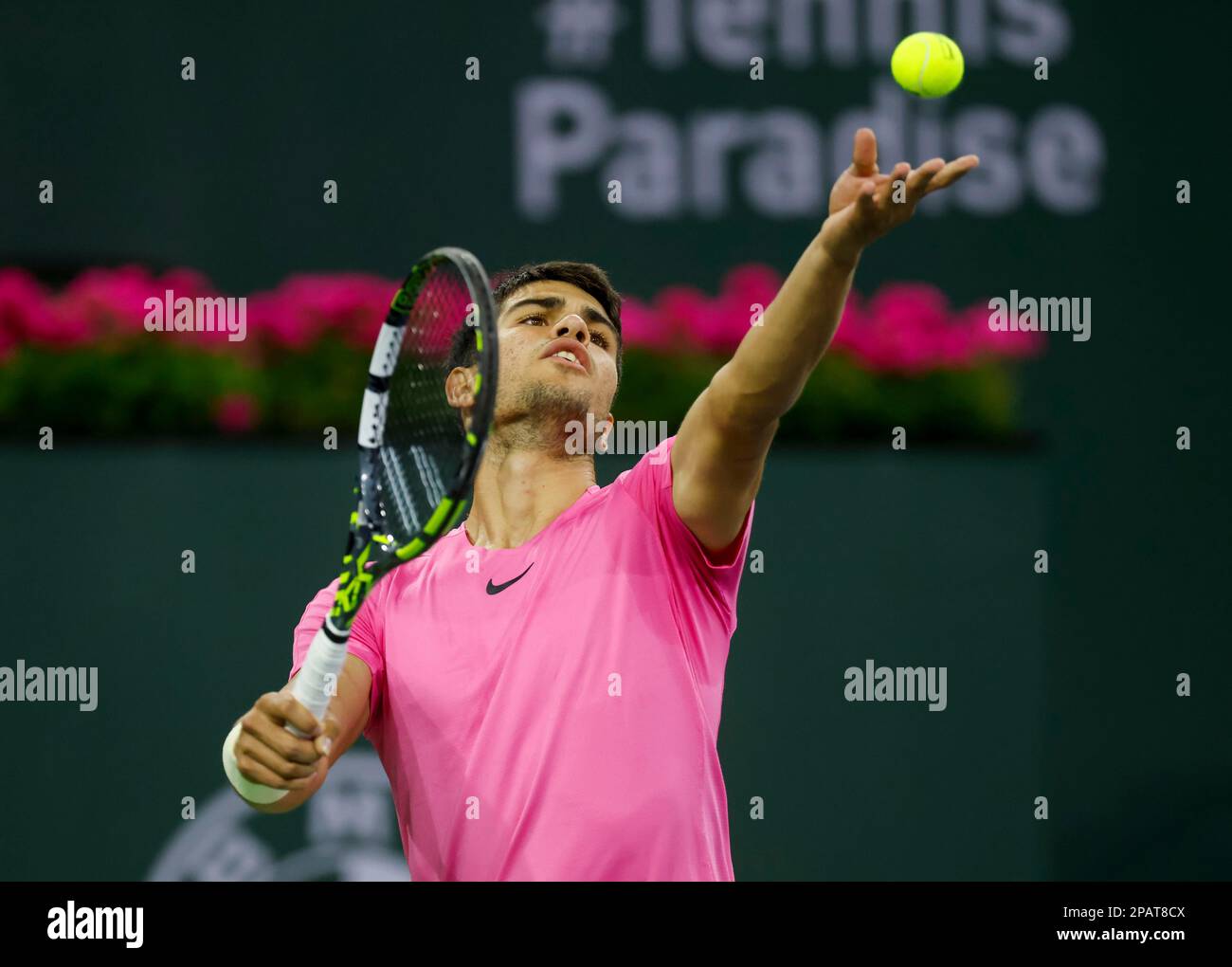 11 mars 2023 Carlos Alcaraz, d'Espagne, sert contre Thanasi Kokkinakis, d'Australie, lors de l'ouverture de BNP Paribas en 2023 au jardin de tennis d'Indian Wells, en Californie. Crédit photo obligatoire : Charles Baus/CSM Banque D'Images