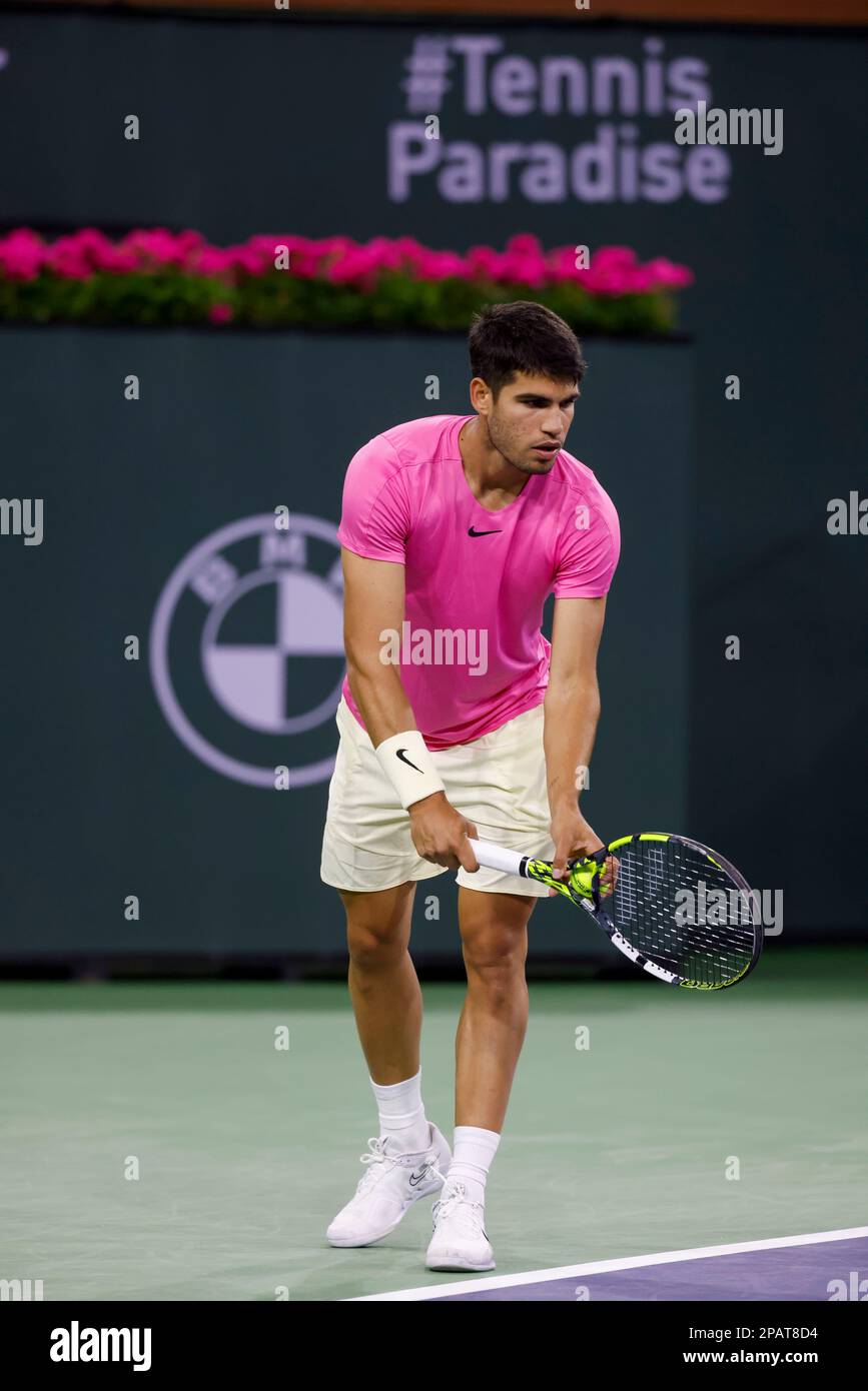 11 mars 2023 Carlos Alcaraz, d'Espagne, sert contre Thanasi Kokkinakis, d'Australie, lors de l'ouverture de BNP Paribas en 2023 au jardin de tennis d'Indian Wells, en Californie. Crédit photo obligatoire : Charles Baus/CSM Banque D'Images
