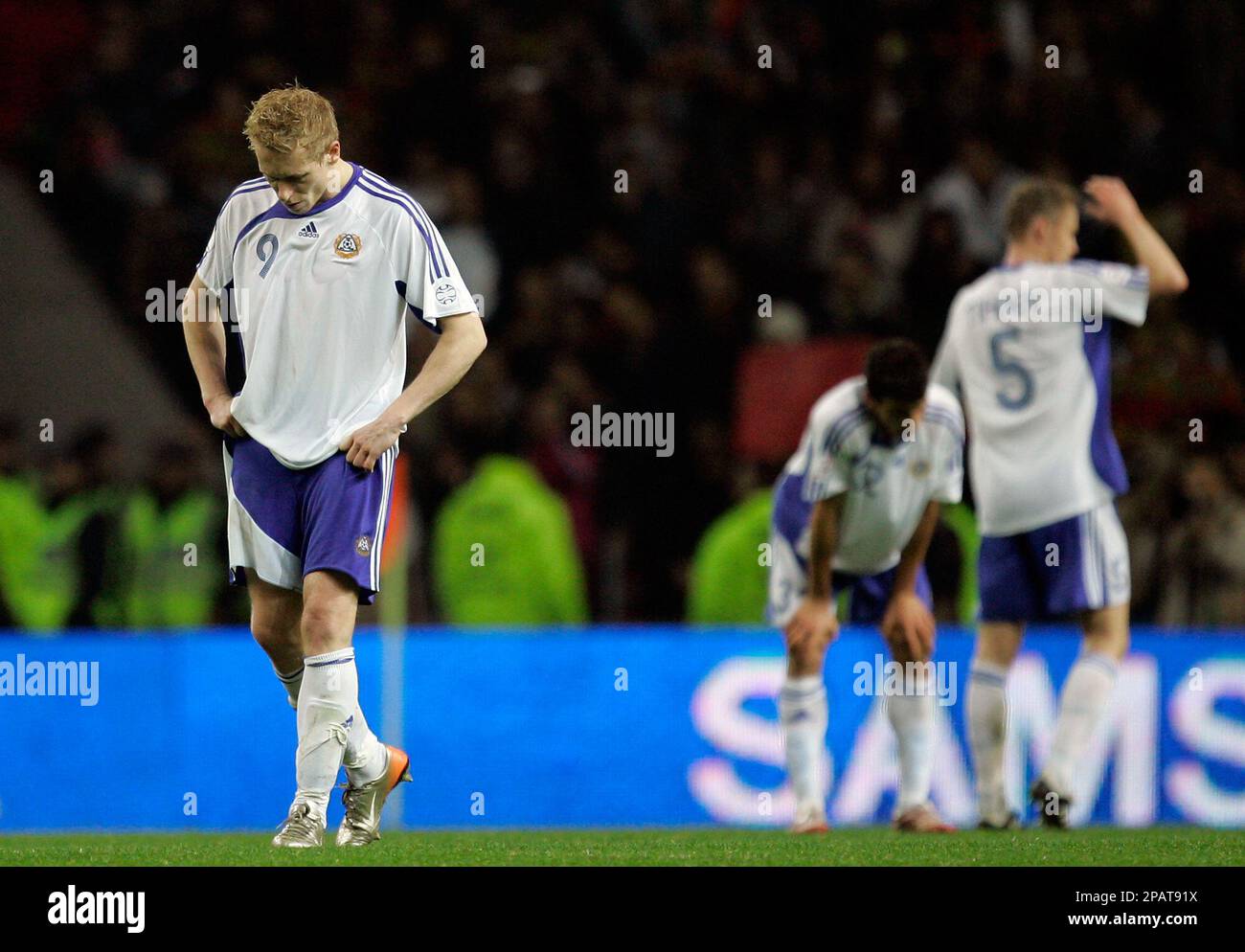 Finland's Mikael Forssell, left, reacts at the end of their Euro2008 group A qualifying soccer match with Portugal Wednesday, Nov. 21 2007, at the Dragao stadium in Porto, northern Portugal. The game ended in a 0-0 draw that qualifies Portugal together with Poland while knocking Finland out. (AP Photo/Armando Franca) Banque D'Images