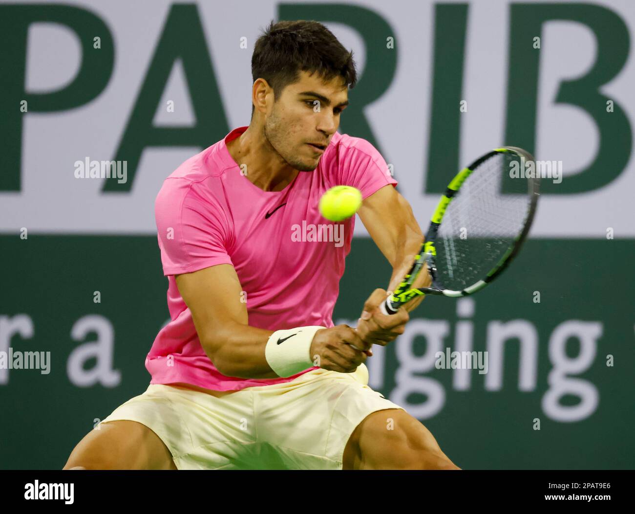 11 mars 2023 Carlos Alcaraz, d'Espagne, retourne un coup de feu contre Thanasi Kokkinakis, d'Australie, lors de l'ouverture de BNP Paribas en 2023 au jardin de tennis d'Indian Wells, en Californie. Crédit photo obligatoire : Charles Baus/CSM Banque D'Images