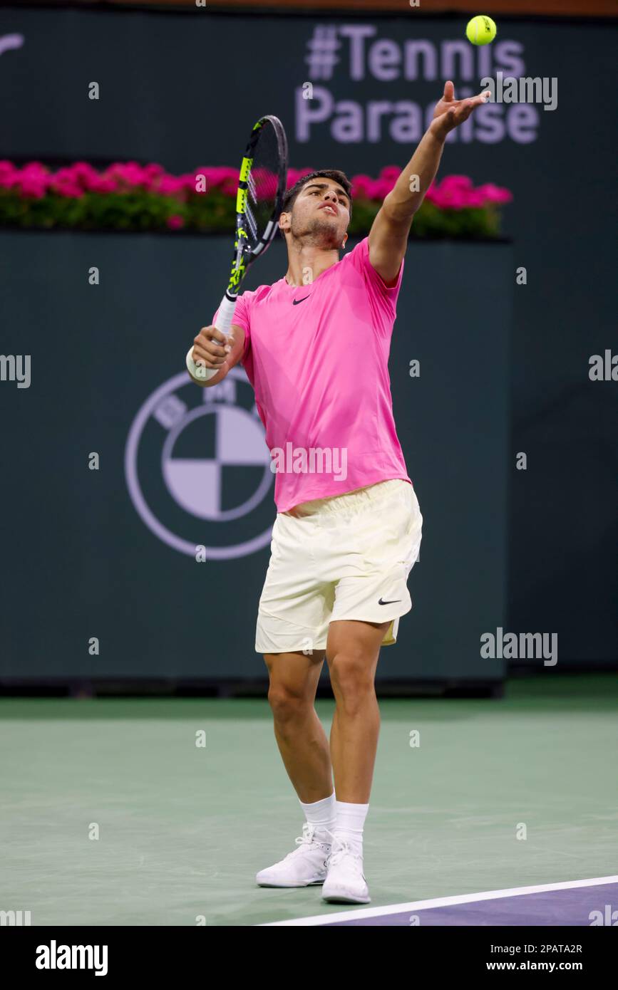 11 mars 2023 Carlos Alcaraz, d'Espagne, sert contre Thanasi Kokkinakis, d'Australie, lors de l'ouverture de BNP Paribas en 2023 au jardin de tennis d'Indian Wells, en Californie. Crédit photo obligatoire : Charles Baus/CSM Banque D'Images