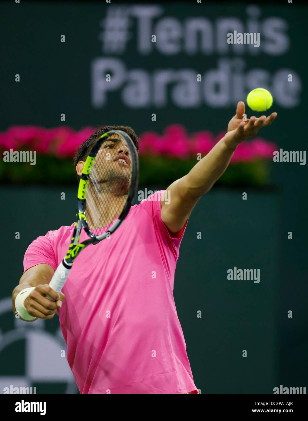 11 mars 2023 Carlos Alcaraz, d'Espagne, sert contre Thanasi Kokkinakis, d'Australie, lors de l'ouverture de BNP Paribas en 2023 au jardin de tennis d'Indian Wells, en Californie. Crédit photo obligatoire : Charles Baus/CSM Banque D'Images