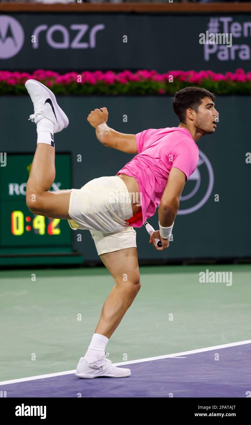 11 mars 2023 Carlos Alcaraz, d'Espagne, sert contre Thanasi Kokkinakis, d'Australie, lors de l'ouverture de BNP Paribas en 2023 au jardin de tennis d'Indian Wells, en Californie. Crédit photo obligatoire : Charles Baus/CSM Banque D'Images