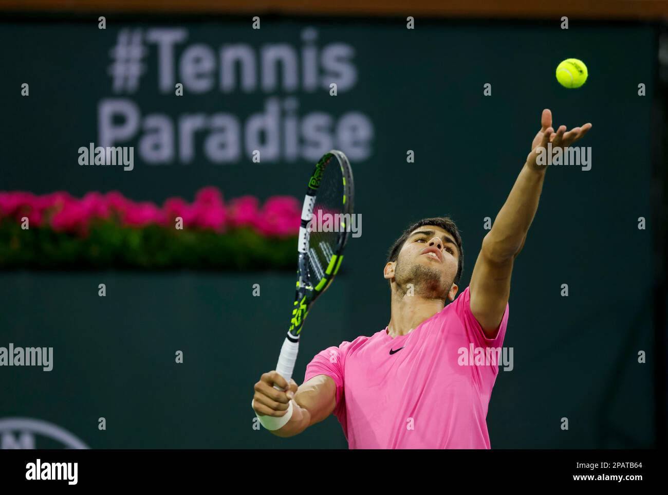 11 mars 2023 Carlos Alcaraz, d'Espagne, sert contre Thanasi Kokkinakis, d'Australie, lors de l'ouverture de BNP Paribas en 2023 au jardin de tennis d'Indian Wells, en Californie. Crédit photo obligatoire : Charles Baus/CSM Banque D'Images