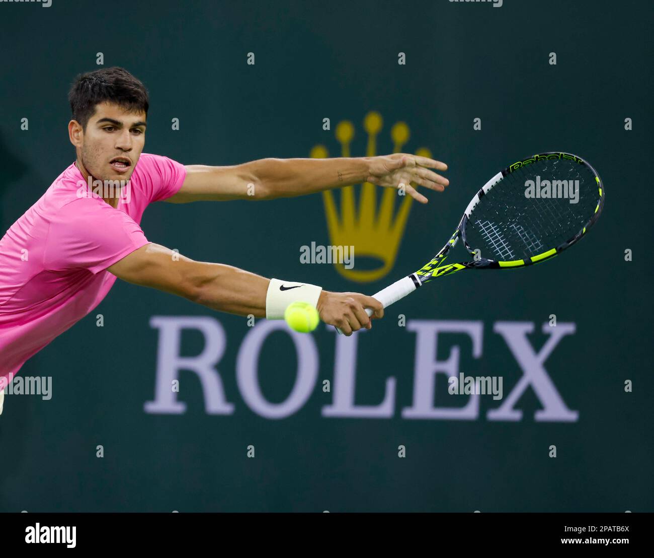 11 mars 2023 Carlos Alcaraz, d'Espagne, retourne un coup de feu contre Thanasi Kokkinakis, d'Australie, lors de l'ouverture de BNP Paribas en 2023 au jardin de tennis d'Indian Wells, en Californie. Crédit photo obligatoire : Charles Baus/CSM Banque D'Images