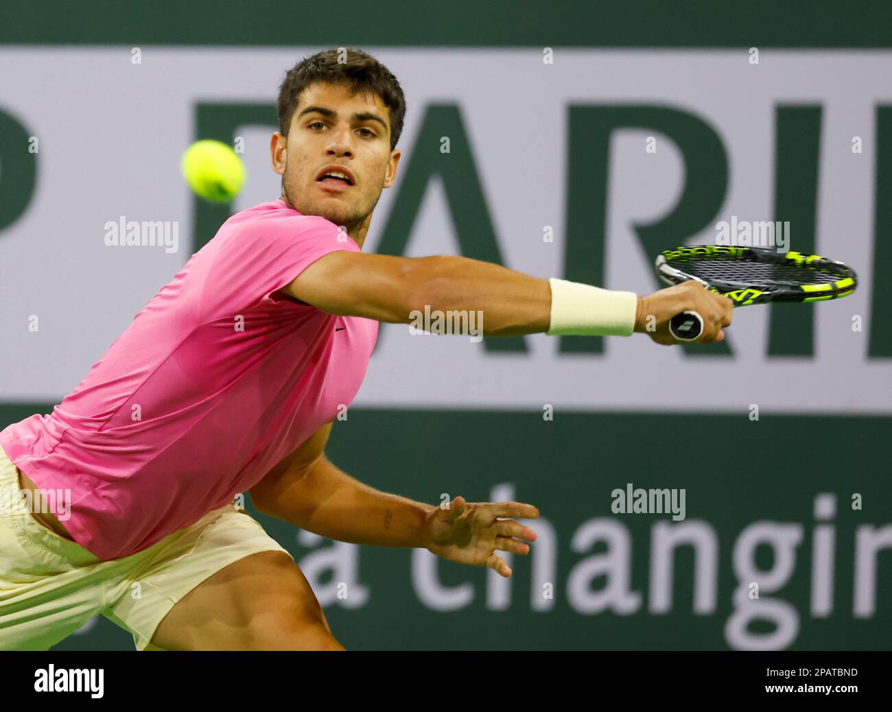 11 mars 2023 Carlos Alcaraz, d'Espagne, retourne un coup de feu contre Thanasi Kokkinakis, d'Australie, lors de l'ouverture de BNP Paribas en 2023 au jardin de tennis d'Indian Wells, en Californie. Crédit photo obligatoire : Charles Baus/CSM Banque D'Images