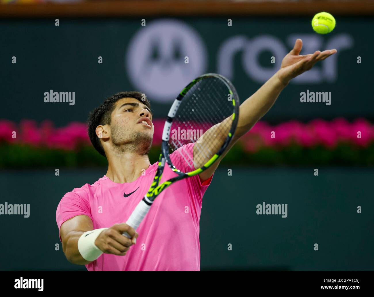 11 mars 2023 Carlos Alcaraz, d'Espagne, sert contre Thanasi Kokkinakis, d'Australie, lors de l'ouverture de BNP Paribas en 2023 au jardin de tennis d'Indian Wells, en Californie. Crédit photo obligatoire : Charles Baus/CSM Banque D'Images