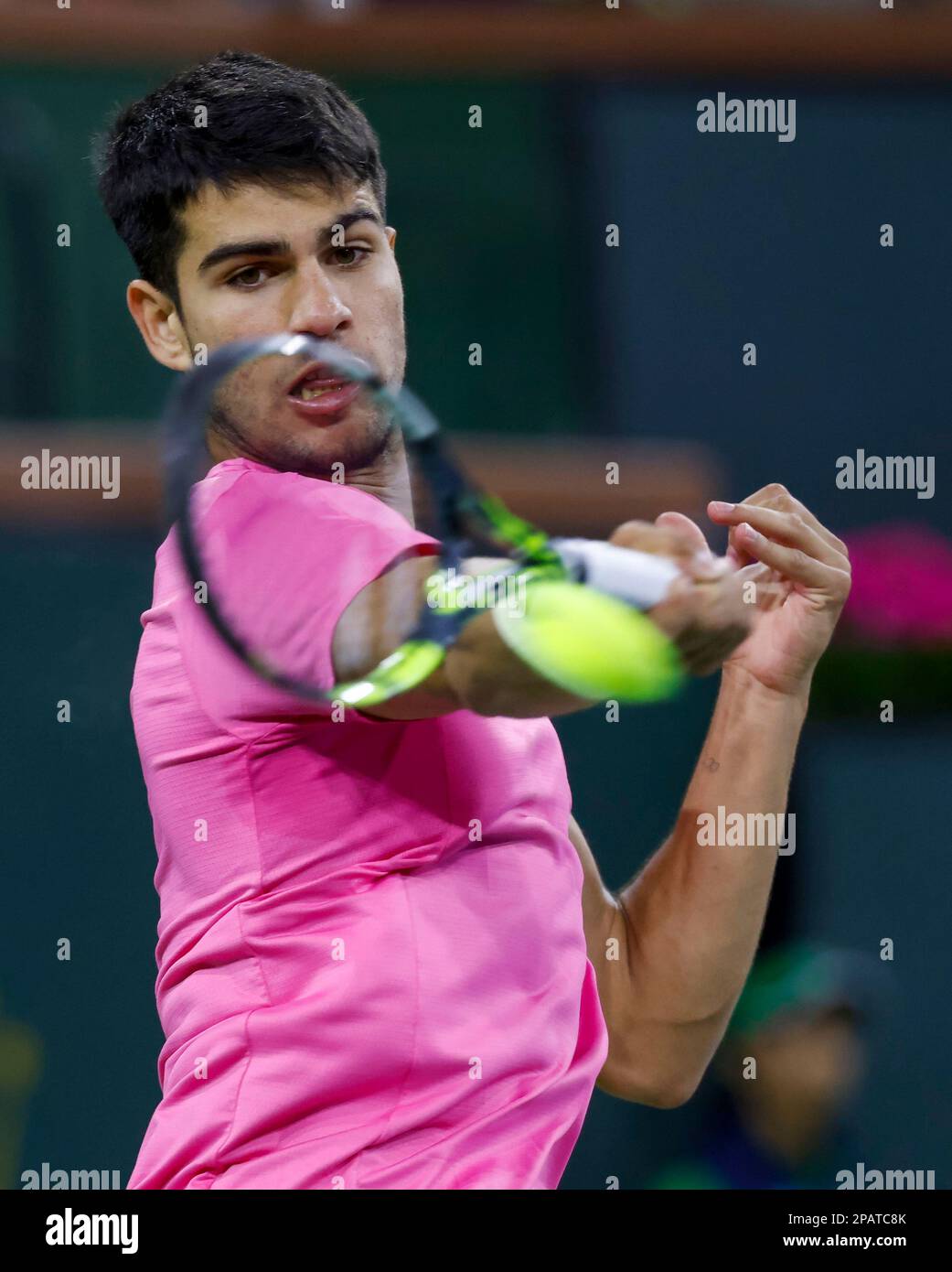 11 mars 2023 Carlos Alcaraz, d'Espagne, retourne un coup de feu contre Thanasi Kokkinakis, d'Australie, lors de l'ouverture de BNP Paribas en 2023 au jardin de tennis d'Indian Wells, en Californie. Crédit photo obligatoire : Charles Baus/CSM Banque D'Images