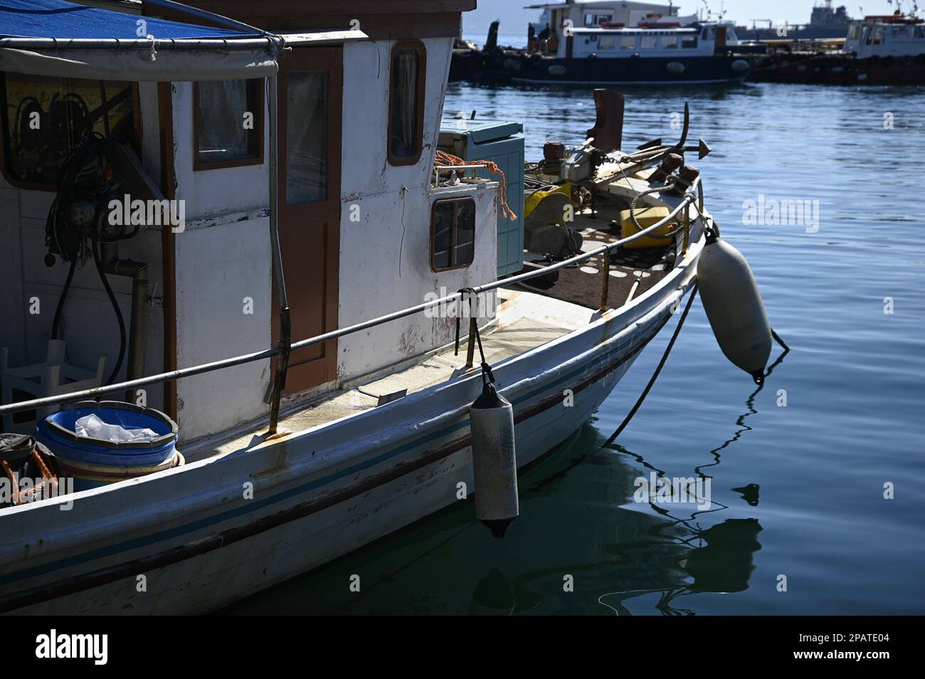 Vue sur la mer avec un bateau de pêche grec traditionnel en bois sur les eaux d'Eleusis à Attica, Grèce. Banque D'Images