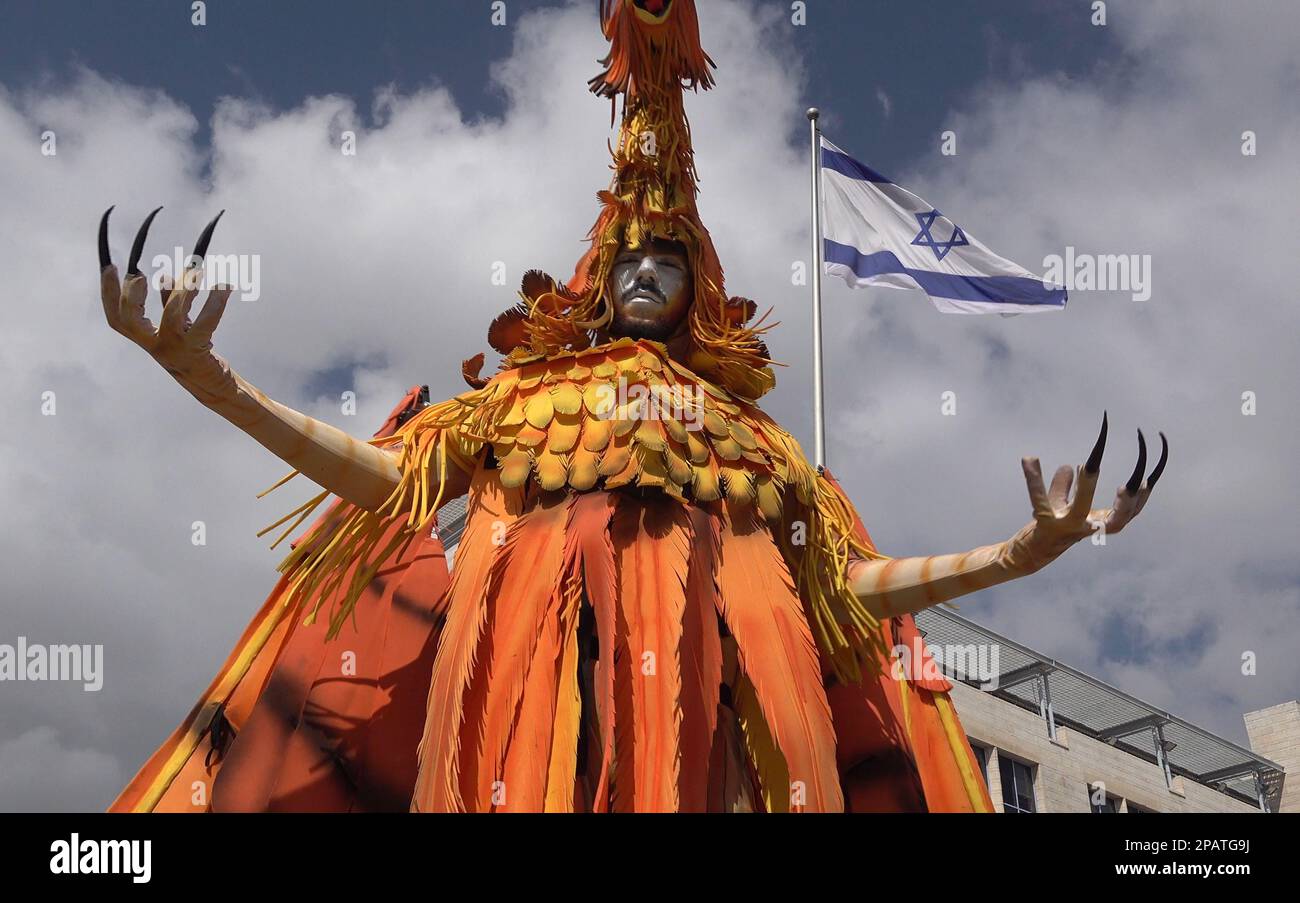 JÉRUSALEM, ISRAËL - MARS 8: (NOTE DE LA RÉDACTION: Les licences audio/musique ne sont pas incluses.) Un homme israélien porte un costume lors des célébrations de la fête juive de Purim sur 8 mars, à Jérusalem, en Israël. La fête juive de Purim célèbre le salut des Juifs du génocide dans la Perse antique, tel que raconté dans le Scroll of Esther. Banque D'Images