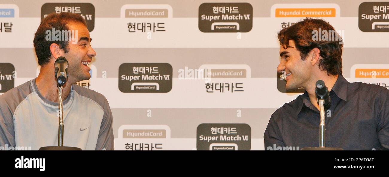 Roger Federer of Switzerland, right, chats with Pete Sampras of the United States during a press conference for their invitational exhibition tennis match in Seoul, South Korea, Monday, Nov. 19, 2007. They will play friendly match on Tuesday. (AP Photo/ Lee Jin-man) Banque D'Images