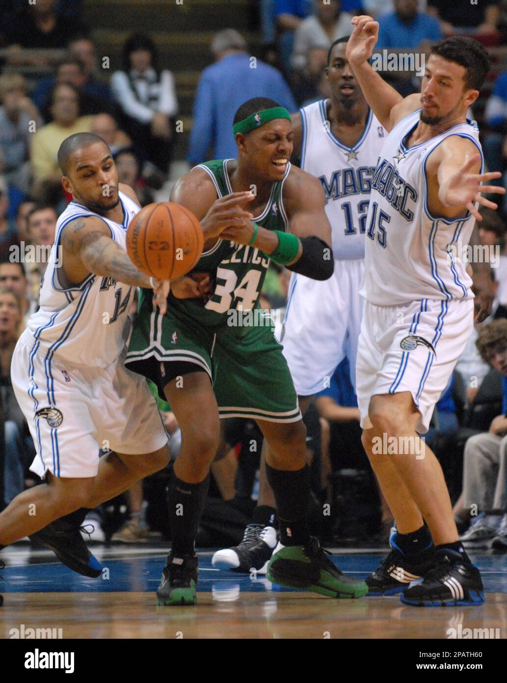 Boston Celtics forward Paul Pierce, center, is stripped of the ball by Orlando Magic guard Jameer Nelson, left, as Hedo Turkoglu, of Turkey, helps during the second half of their basketball game in Orlando, Fla., Sunday, Nov. 18, 2007. The Magic won 104-102. (AP Photo/Phelan M. Ebenhack) Banque D'Images