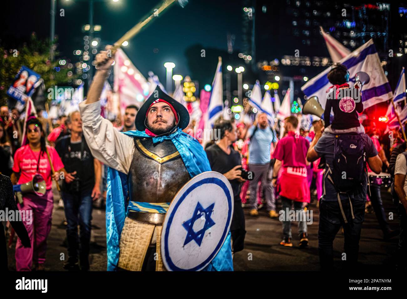 Tel Aviv, Israël. 11th mars 2023. Un manifestant israélien en faveur de la démocratie a été vu en marche pendant la manifestation. Les manifestants sont descendus dans la rue, tandis que les manifestations contre la réforme judiciaire sont entrées dans leur dixième semaine consécutive. Crédit : SOPA Images Limited/Alamy Live News Banque D'Images