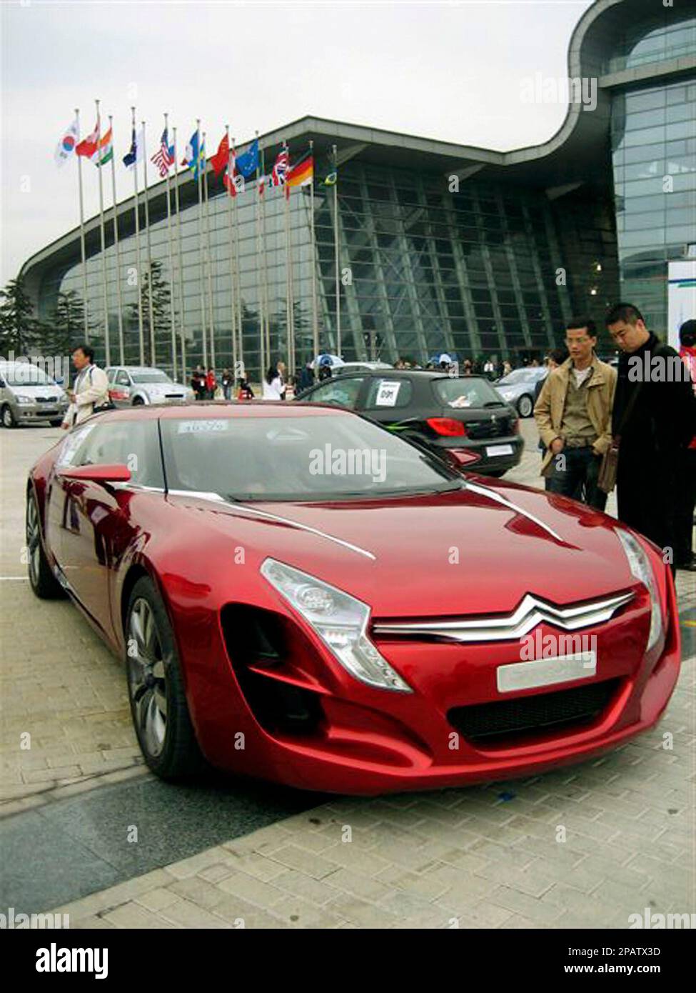 An Eco-friendly PSA Peugeot Citroen C-Metisse hybrid electric sports coupe is displayed Friday Nov. 16, 2007, in Shanghai, China. Automakers racing to find affordable ways to make cars environmentally sustainable are zeroing in on polluted, fuel-scarce China to help them take clean car concepts from the laboratory to the market. (AP Photo/Elaine Kurtenbach) Banque D'Images