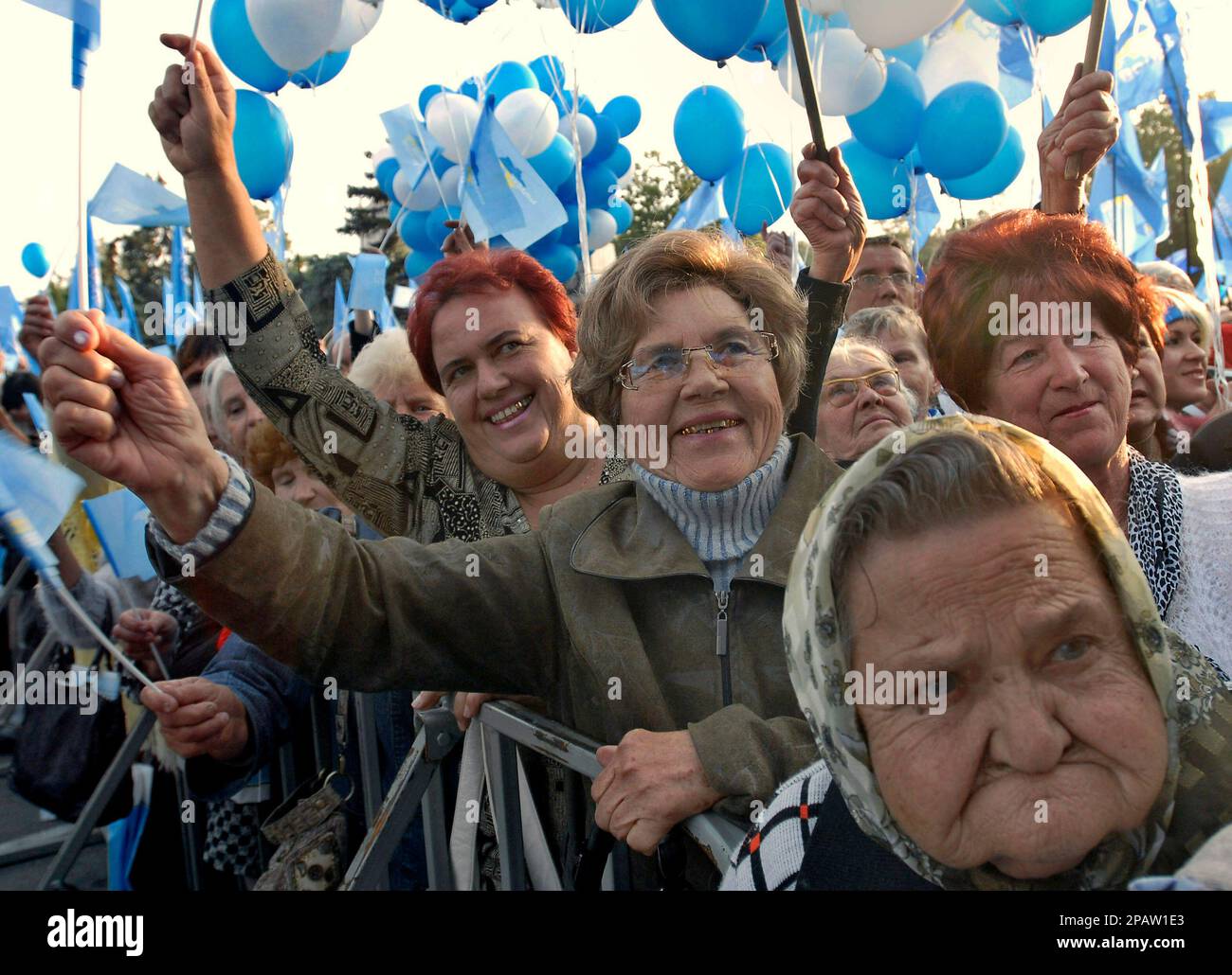 ** FILE ** Supporters of Ukrainian Prime Minister Viktor Yanukovych welcome him during a rally in in the Crimean port of Sevastopol, Ukraine, in this Saturday, Sept 22, 2007, file photo. Ukraine's embrace of democracy has yeilded by-products: comic statements and protests, bizzare incidents and abusrd accusations. (AP Photo/Sergei Chuzavkov) Banque D'Images