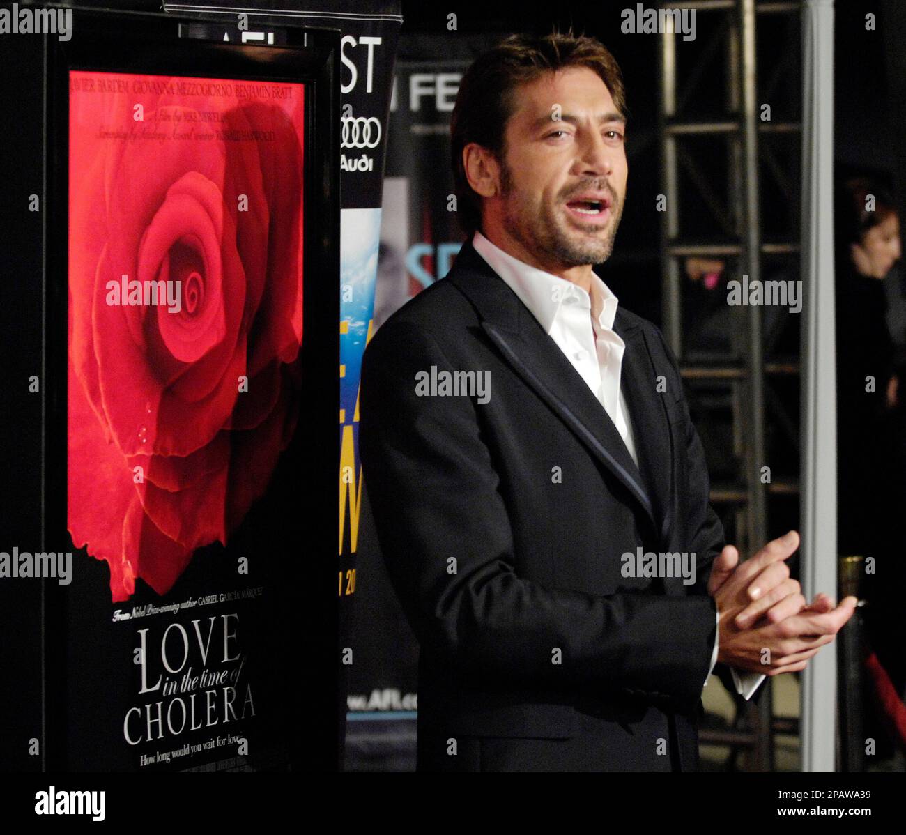 Javier Bardem, a cast member in "Love in the Time of Cholera," arrives for the premiere of the film on the closing night of the AFI Film Festival in Los Angeles, Sunday, Nov. 11, 2007. (AP Photo/Chris Pizzello) Banque D'Images
