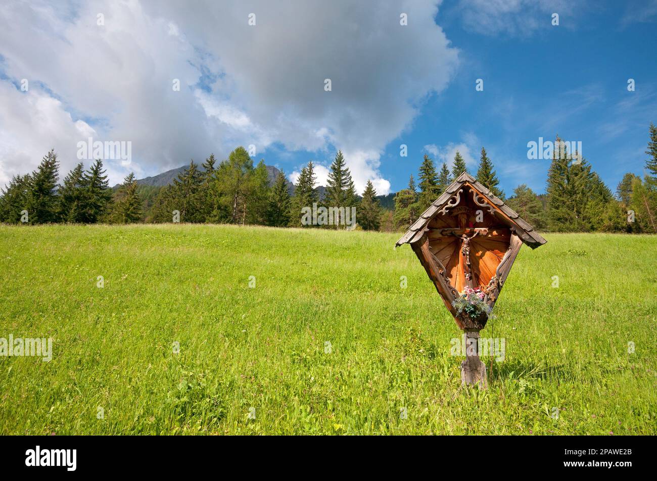 Crucifix en bois dans le Val Campo di Dentro (Innerfeldtal), Sesto (Sexten), Parc naturel de Tre Cime, Trentin-Haut-Adige, Italie Banque D'Images