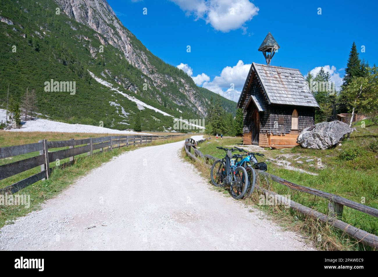 Chemin et petite église près du refuge Tre Scarperi (1626 mt), Val Campo di Dentro (Innerfeldtal), Parc naturel de Tre Cime, Trentin-Haut-Adige, Italie Banque D'Images