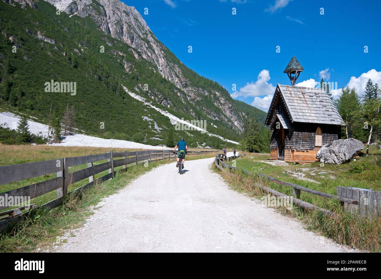 Chemin et petite église près du refuge Tre Scarperi (1626 mt), Val Campo di Dentro (Innerfeldtal), Parc naturel de Tre Cime, Trentin-Haut-Adige, Italie Banque D'Images