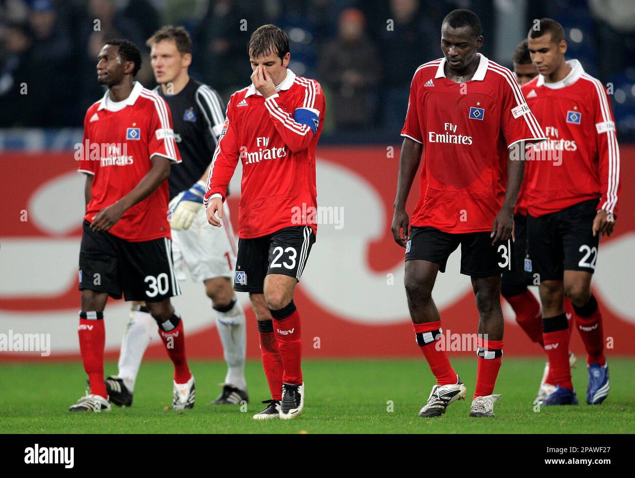 Hamburg's captain Rafael van der Vaart, center, leaves the pitch after the German first division Bundesliga soccer match between FC Schalke 04 and Hamburger SV in Gelsenkirchen, Germany, Saturday, Nov. 10, 2007. The match ended 1-1, Hamburg missed to reach the top of the Bundesliga. (AP Photo/Martin Meissner) ** NO MOBILE USE UNTIL 2 HOURS AFTER THE MATCH, WEBSITE USERS ARE OBLIGED TO COMPLY WITH DFL-RESTRICTIONS, SEE INSTRUCTIONS FOR DETAILS ** Banque D'Images