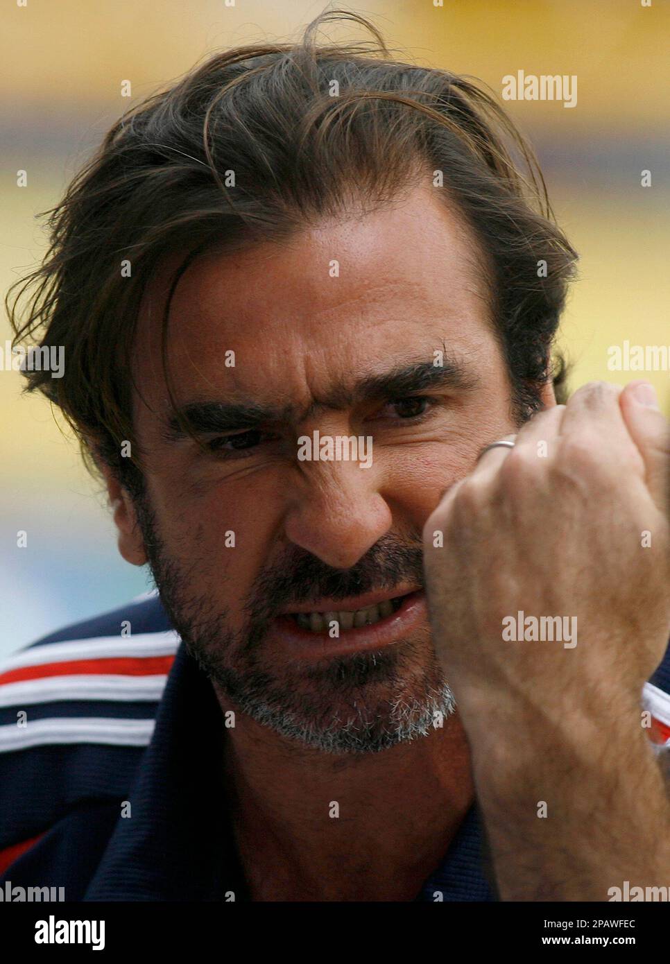 France's head coach Eric Cantona encourages his players during a match against Brazil at the FIFA Beach Soccer World Cup in Rio de Janeiro, Saturday, Nov. 10, 2007. Brazil won 6-2. (AP Photo/ Ricardo Moraes) Banque D'Images