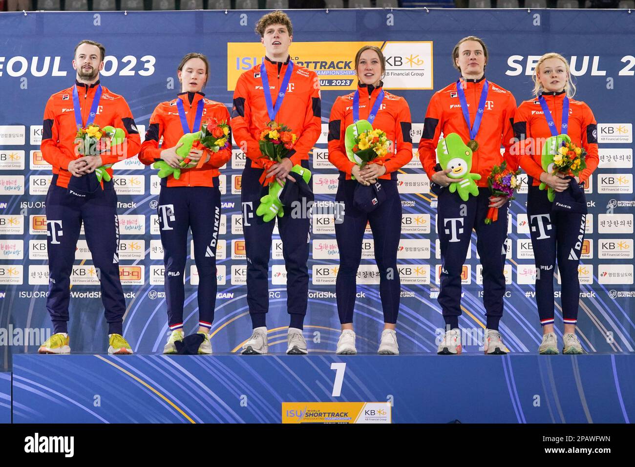 SÉOUL, CORÉE - MARS 12: Itzhak de Laat des pays-Bas, Selma Poutsma des pays-Bas, Teun Boer des pays-Bas, Suzanne Schiling des pays-Bas, Jens van 't Wout des pays-Bas et Xandra Velzeboer des pays-Bas lors de la cérémonie du podium après avoir participé au relais mixte lors des Championnats du monde de patinage de vitesse sur piste courte de l'UIP à la patinoire Mokdong sur 12 mars 2023 à Séoul, Corée (photo d'Andre Weening/Orange Pictures) Banque D'Images