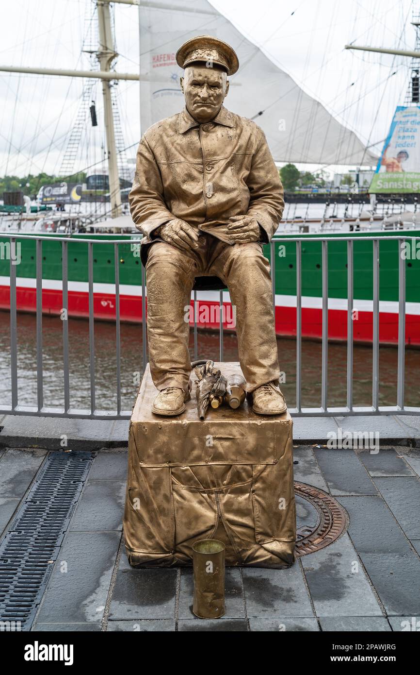 Hambourg, Allemagne, 10 mai 2019 - anniversaire de port 2019, artistes de rue devant le navire musée Rickmer Rickmers. Banque D'Images