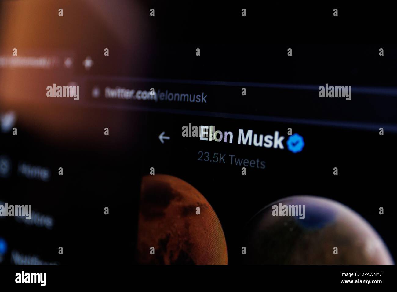 Kaunas, Lituanie - 2023, 12 mars: Elon Musk compte Twitter sur écran PC. Elon Musk est PDG de Twitter, Tesla et SpaceX. Photo de haute qualité Banque D'Images