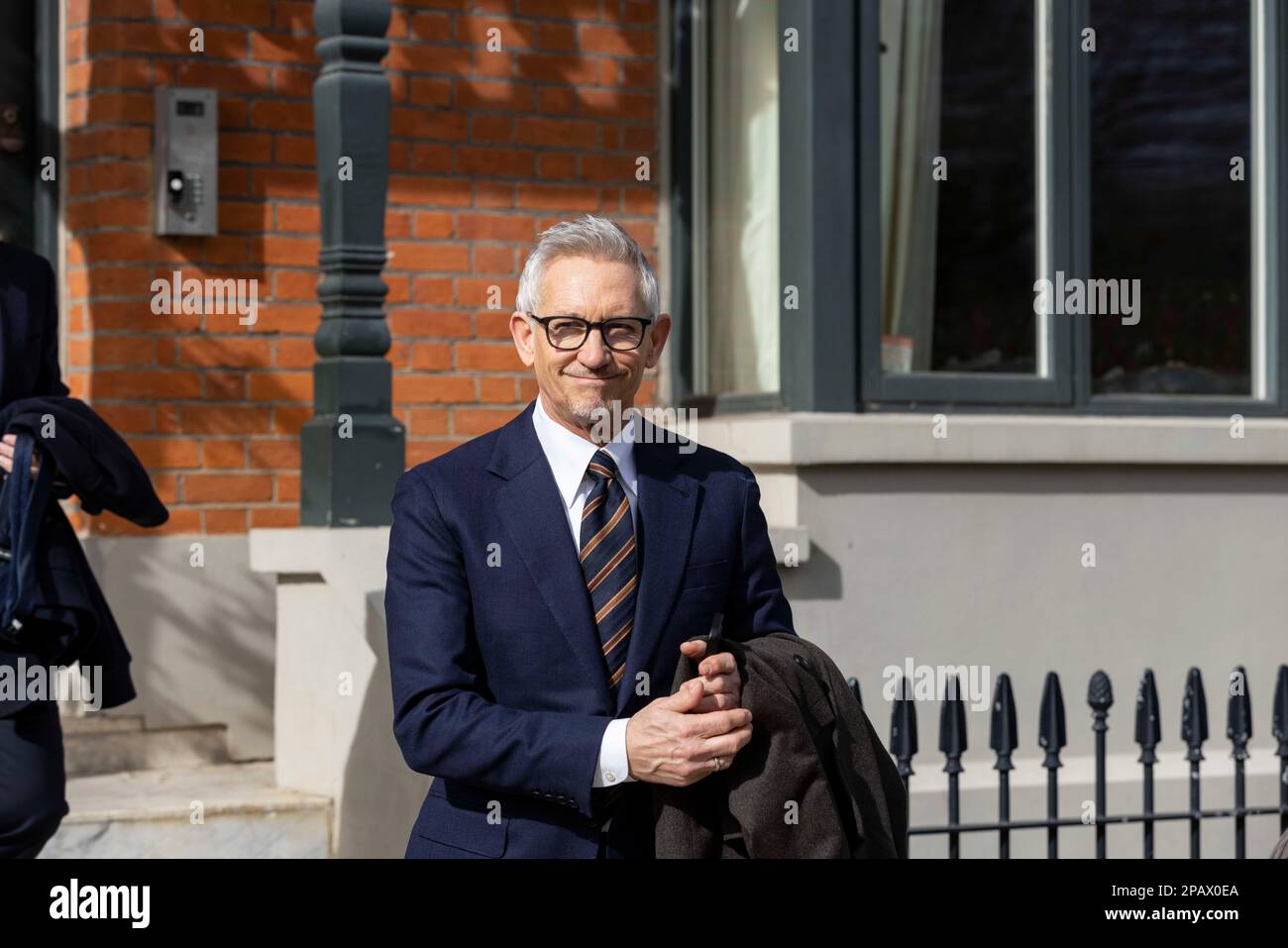 Gary Lineker. Le présentateur du match du jour le quitte ce matin à Barnes après que son spectacle ait été mis en attente pendant que les discussions se poursuivent avec la BBC concernant ses remarques sur Tweet. Barnes, South West London, UK Credit: Jeff Gilbert/Alay Live News Banque D'Images