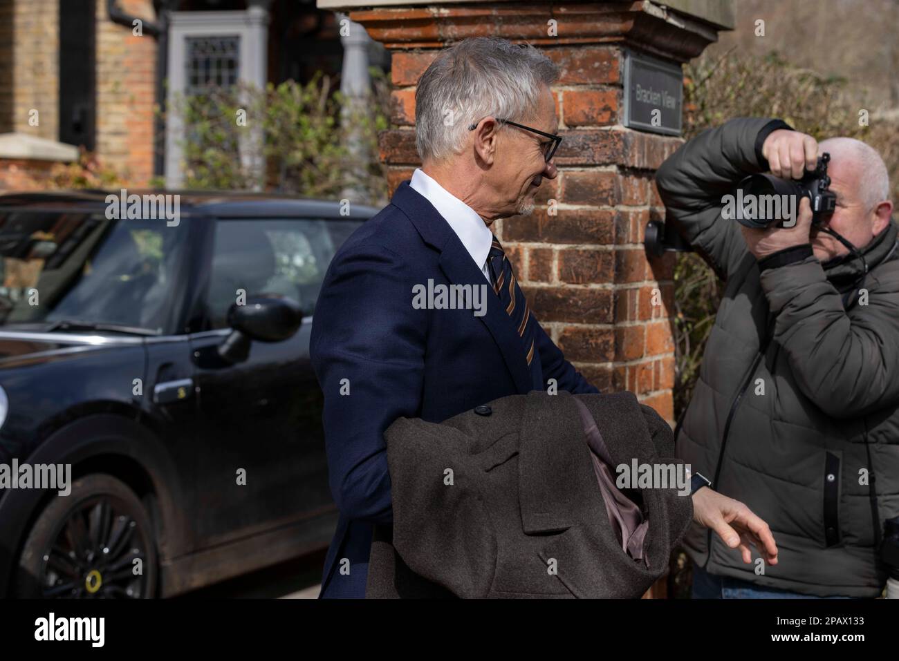 Gary Lineker. Le présentateur du match du jour le quitte ce matin à Barnes après que son spectacle ait été mis en attente pendant que les discussions se poursuivent avec la BBC concernant ses remarques sur Tweet. Barnes, South West London, UK Credit: Jeff Gilbert/Alay Live News Banque D'Images