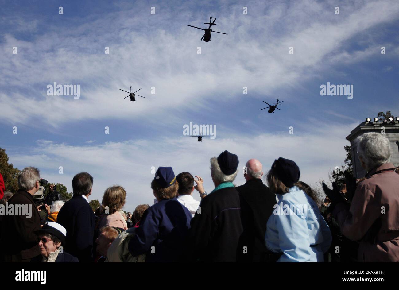 Four Black Hawk helicopters perform a flyover the Women's War Memorial in Arlington, Va., Saturday, Nov. 3, 2007. The Women's War Memorial celebrate it's 10th anniversary. (AP Photo/Lawrence Jackson) Banque D'Images